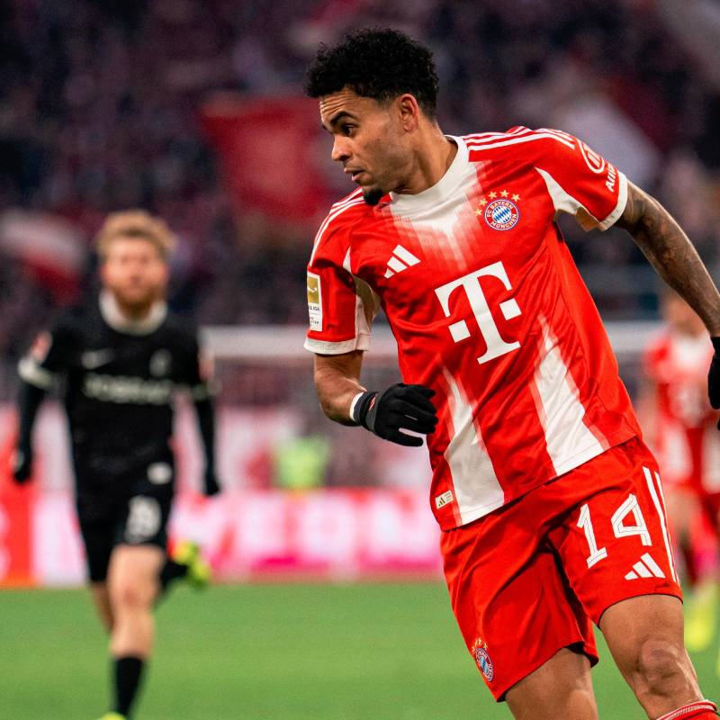 Luis Díaz durante el partido con el Friburgo. FOTO @FCBayernEN