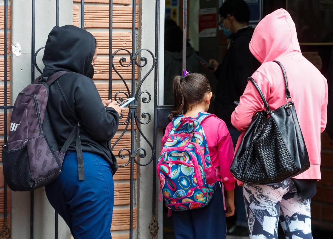 Algunos padres de familia se mostraron conformes con el retorno. Confían en la bioseguridad de las instituciones y se muestran favorables a la vacunación covid de los menores. FOTO MANUEL SALDARRIAGA