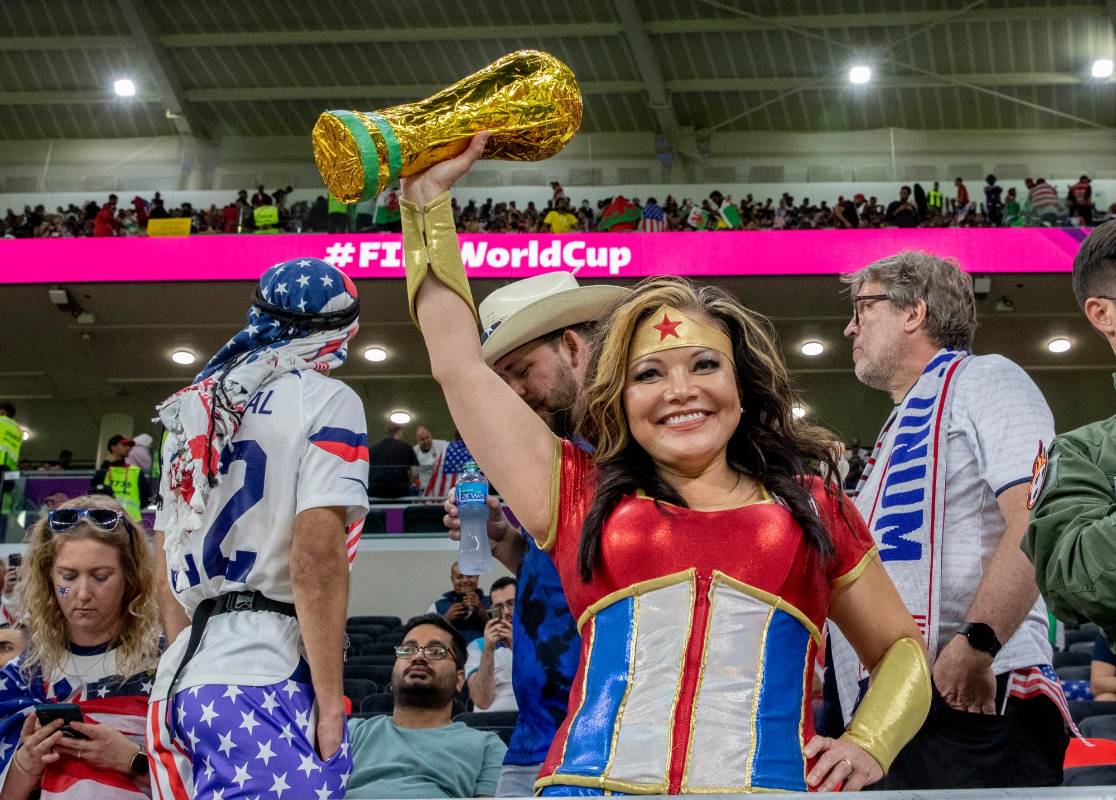La selección de Estados Unidos fue animada entre otras, por súper heroínas como la Mujer Maravilla que llegó con su traje y con la copa en la mano para respaldar a los próximos anfitriones del Mundial. FOTO: JUAN ANTONIO SÁNCHEZ 