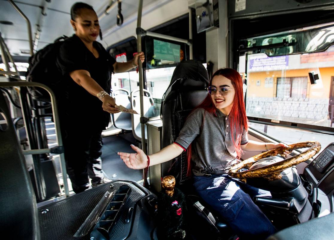 Daniela afirma que heredó la pasión por su padre: “Él manejaba bus en Anserma (Caldas) y yo me veía haciendo lo mismo, lo estoy cumpliendo”. FOTO JULIO CÉSAR HERRERA