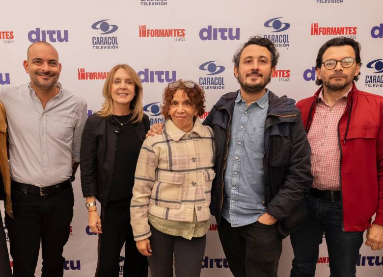 Eduardo Contreras, Diego Rubio, María Elvira Arango, Nena Arrazola, Simón Posada y José Monsalve, el equipo de Los informantes. FOTO cortesía Canal Caracol. 