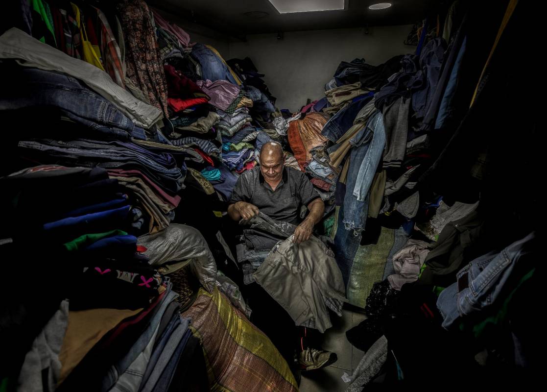 Mientras una muda de ropa nueva en el centro de Medellín oscila entre $100.000 y $120.000, en la Plaza Minorista las personas la encuentran de segunda hasta por $25.000. Foto: Camilo Suárez