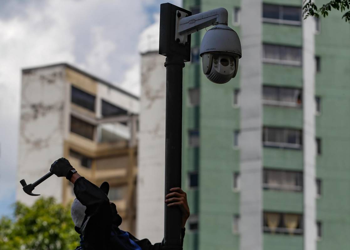 Algunos manifestantes vandalizaron a las cámaras de seguridad. FOTO: Manuel Saldarriaga