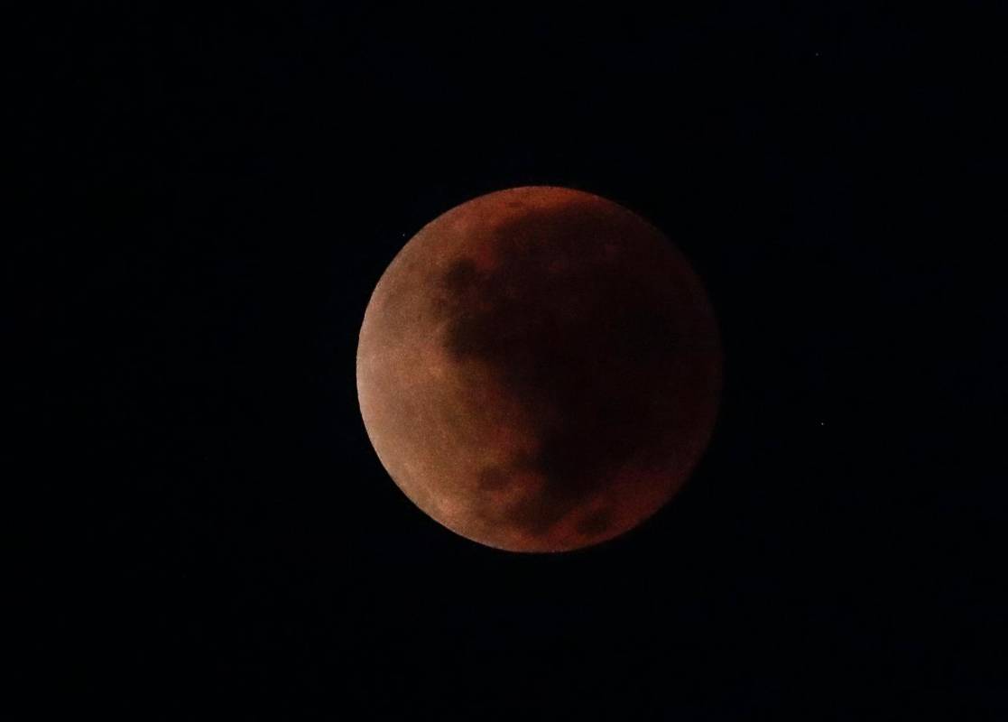 A diferencia de los eclipses solares, que pueden ser vistos solo desde una parte relativamente pequeña de la Tierra, un eclipse lunar puede ser visto desde cualquier lugar en que esté de noche. FOTO: EFE