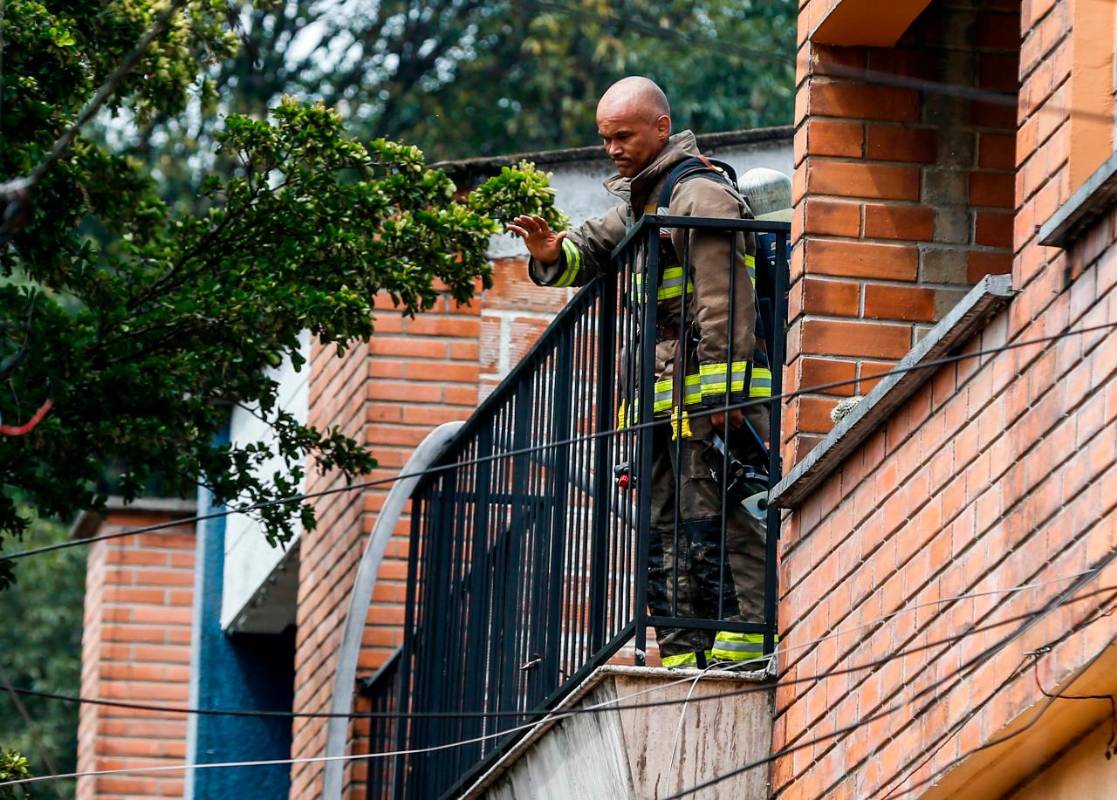 La Secretaría de Movilidad de Medellín recomendó a la ciudadanía tomar vías alternas debido al cierre de la carrera 70 entre calles 31 y 30 A para atender la emergencia. FOTO: JULIO CÉSAR HERRERA