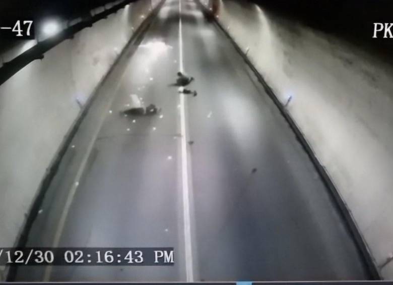 Autoridades y equipos de emergencia atienden el accidente ocurrido en el túnel Buenavista, que obligó al cierre de la vía Bogotá–Villavicencio mientras se evaluaban las condiciones de seguridad del lugar. FOTO: CoviandinaSAS