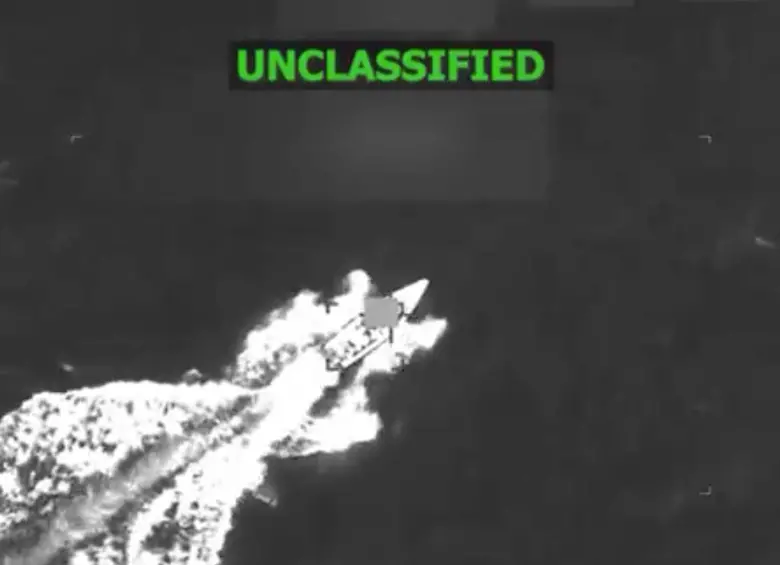 Fragmento del video de la presunta narcolancha antes de ser atacada. FOTO: CAPTURA DE VIDEO/ X PETE HEGSETH