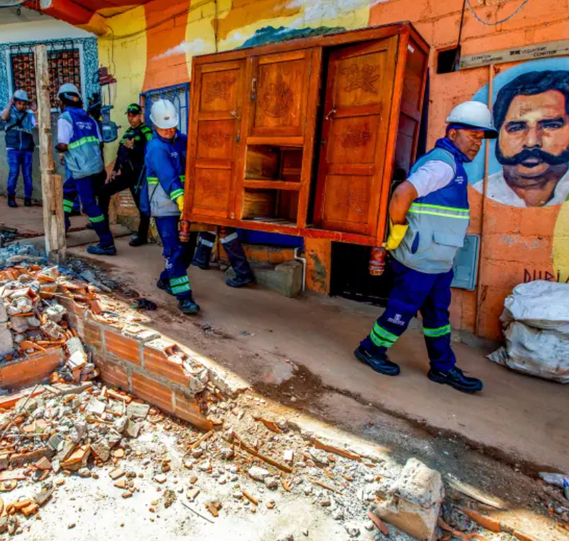 Funcionarios de la Alcaldía de Medellín ayudaron a sacar las pertenencias de los habitantes, a bodegas o casas donde se albergaron. Foto: Julio César Herrera.