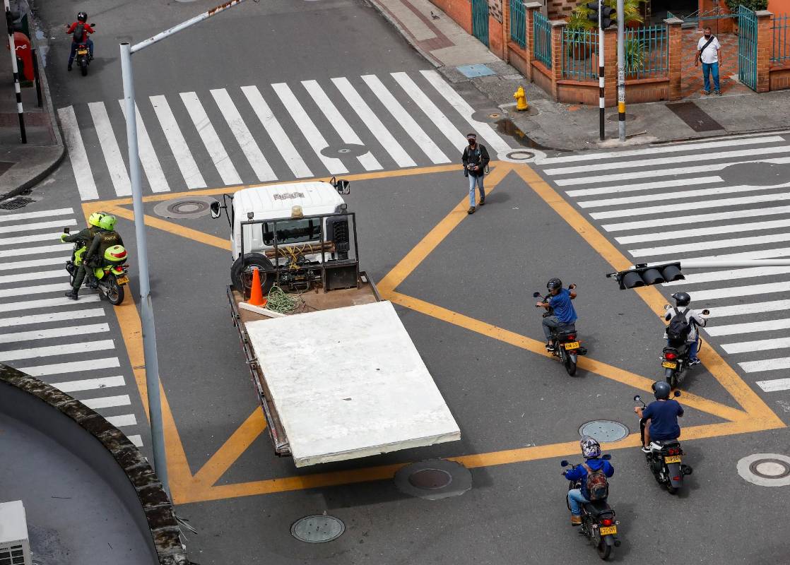 De forma cautelosa se dio inicio al traslado de una parte de la obra por las calles del centro de Medellín hasta llegar al Museo de Antioquia. Foto: Manuel Saldarriaga Quintero.