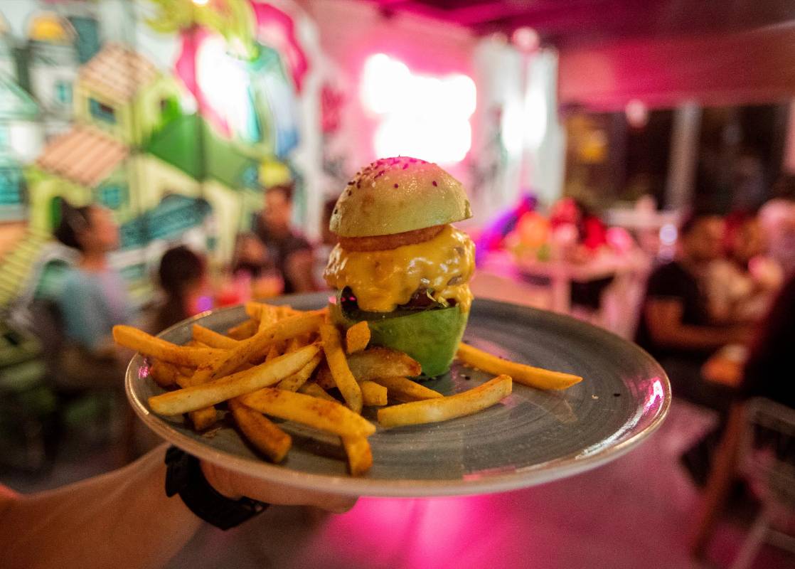 Uno de los platos más populares es la avoburguer, una hamburguesa que en vez de pan tiene aguacate. Foto : Camilo Suarez