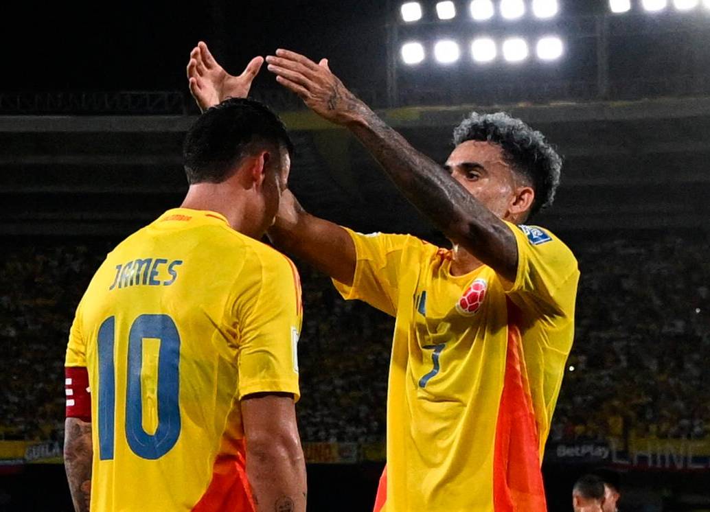 Luis Díaz, quien ha confesado que James Rodríguez es uno de sus ídolos, coronó al volante colombiano en el Metropolitano de Barranquilla. <span class="mln_uppercase_mln">FOTO</span> <b><span class="mln_uppercase_mln">AFP</span></b> 