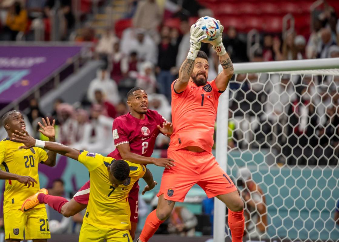El arquero de Ecuador, Hernán Galíndez, poco fue exigido en el debut del Mundial, pero en dos acciones de Qatar estuvo bien ubicado y mantuvo su arco en cero. Foto: JUAN ANTONIO SÁNCHEZ.