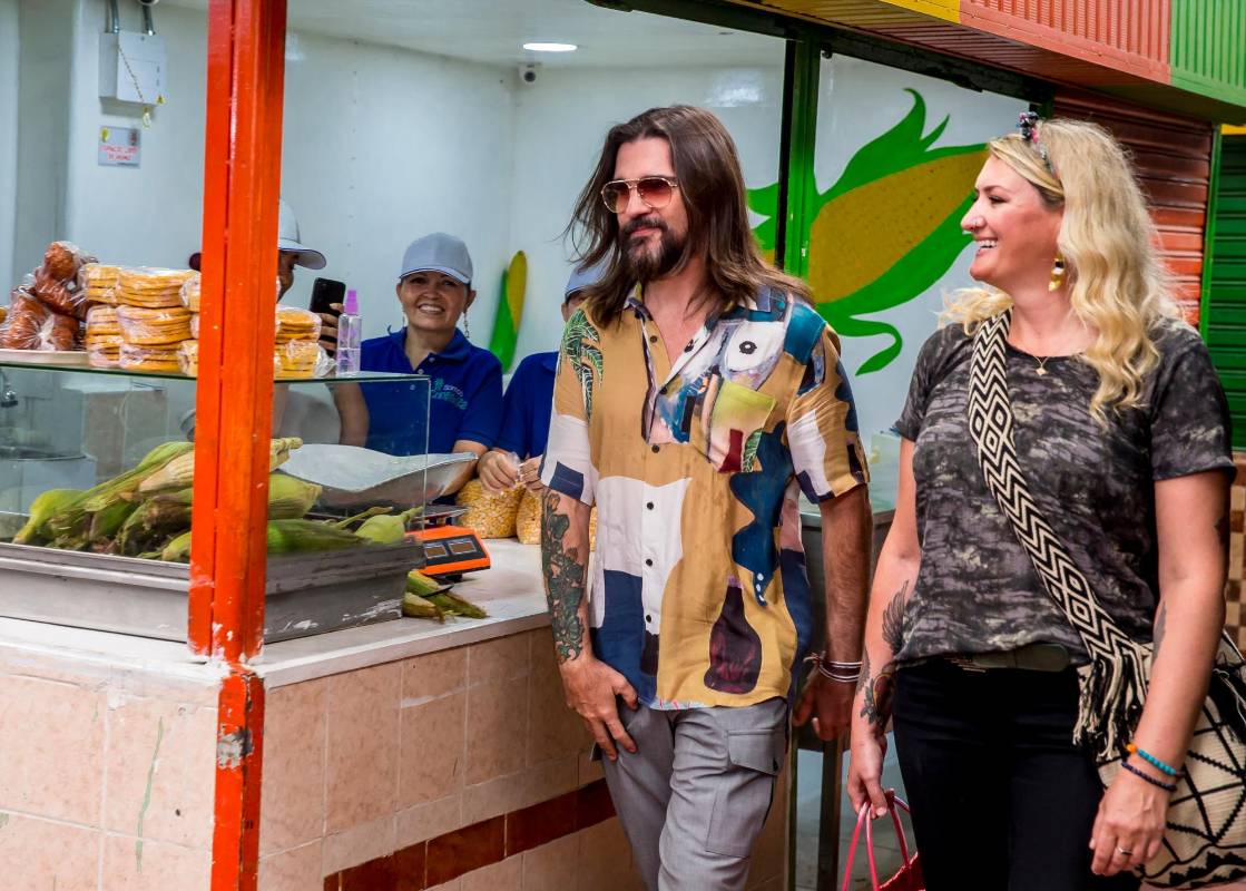 Además de recorrer los puestos de frutas, verduras, carnes y pescados, Juanes y Carmen tenían un equipo de televisión que seguía su conversación y recorrido