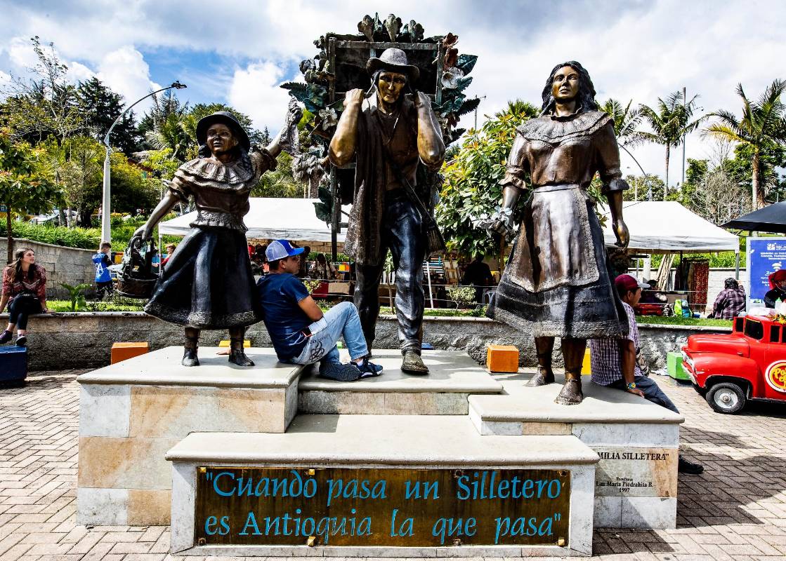 Así lucía la Familia Silletera en marzo del presente año. En 1997 fue el año en el que se entregó la escultura a la comunidad de Santa Elena. Foto: Jaime Pérez.