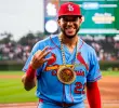 Joshua Báez hizo historia en el Wrigley Field al convertirse en el primer jugador en conectar tres jonrones en su partido debut en las Grandes Ligas. FOTO: @Cardinals