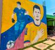 Afuera de la casa del abuelo paterno de Luis Díaz hay pintado un mural con el rostro del futbolista guajiro con la Selección Colombia. FOTO CORTESÍA