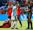 El jugador Enzo Fernández de Argentina es expulsado por doble amarilla, tras cometer una falta descalificadora a au Cubarsí. FOTO GETTY