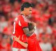Esta fue una bonita imagen durante el partido, cuando un pequeño hincha del Benfica entró a la cancha a abrazar a Richard Ríos. FOTO @1amorbenfica