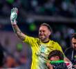 David Ospina, con su hijo Maximiliano en la despedida con la hinchada de Atlético Nacional. FOTO JUAN ANTONIO SÁNCHEZ