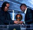 Ronaldinho entregándole el Balón de Oro a Dembelé. FOTO AFP