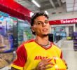 El mediocampista Richard Ríos protagoniza la nueva estrategia comercial de Alkomprar para acercar la tecnología a más colombianos. FOTO suministrada por Toptalk