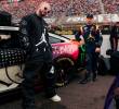 J Balvin junto al carro de la fórmula Nascar y el piloto Tyler Reddick. FOTO Instagram