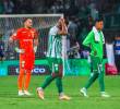 En la imagen aparecen David Ospina, Alfredo Morelos y Billy Arce lamentando la eliminación verdolaga. FOTO CAMILO SUÁREZ