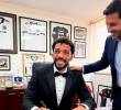 Vozinha firmando entre lágrimas su contrato con Colo-Colo. FOTO @ColoColo