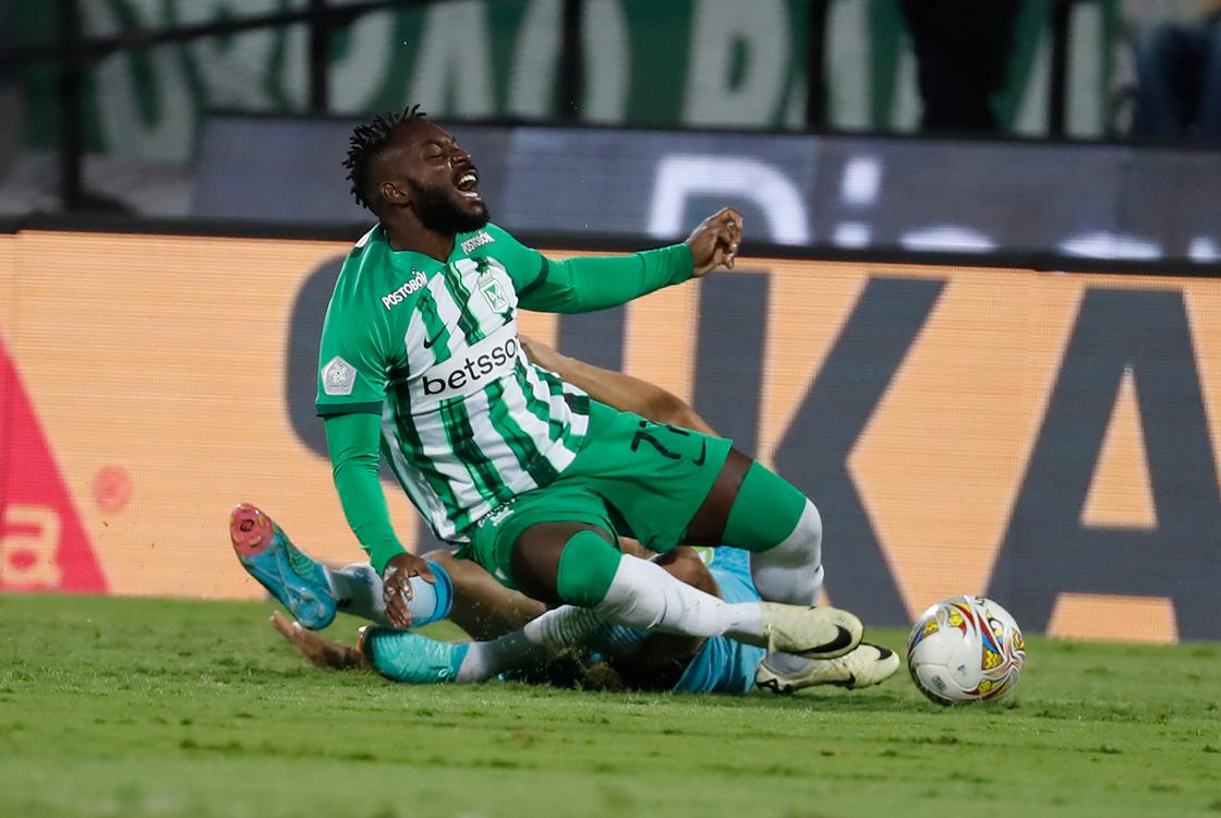  Álvaro Angulo fue el autor del primer gol del partido después de una pelota que luchó Emilio Aristizabal. Foto: Jaime Pérez