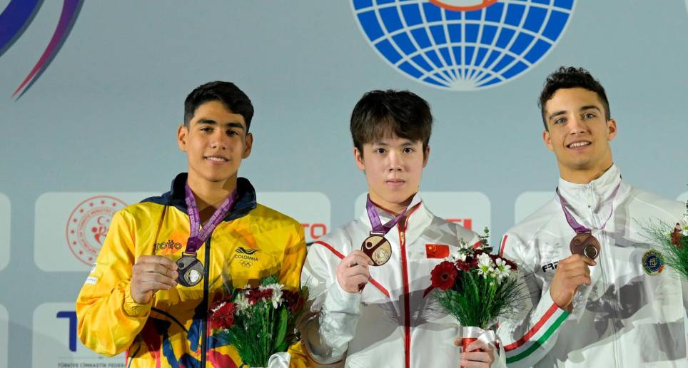 Ángel Barajas en el podio del Mundial Juvenil de Gimnasia en Turquía. FOTO CORTESÍA COMITÉ OLÍMPICO COLOMBIANO 