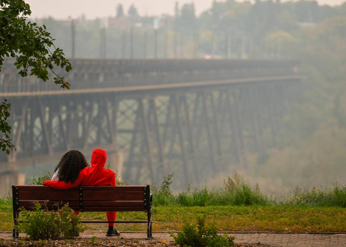 El denso humo de los incendios forestales ha provocado el deterioro de la calidad del aire en las áreas urbanas, desencadenando advertencias de salud pública. Foto: Getty