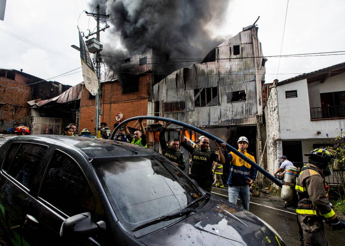  En total acudieron a controlar el incendio cerca de 100 personas y cinco máquinas contraincendio. Foto: Julio César Herrera