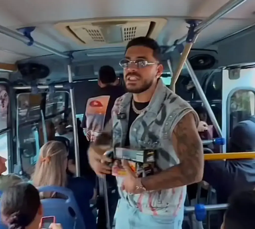 Ryan Castro, conocido por su conexión con los barrios de Medellín, se subió a un bus a vender chocolatinas, como en sus días de juventud, y documentó el momento en redes. FOTO: Tomada de TikTok.
