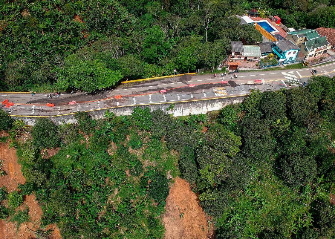 En abril 29, en el sector la Quiebra, en la vía entre Santa Barbara y La Pintada, se presentó un agrietamiento que obligó al cierre temporal de este importante corredor vial. Foto: Camilo Suárez 