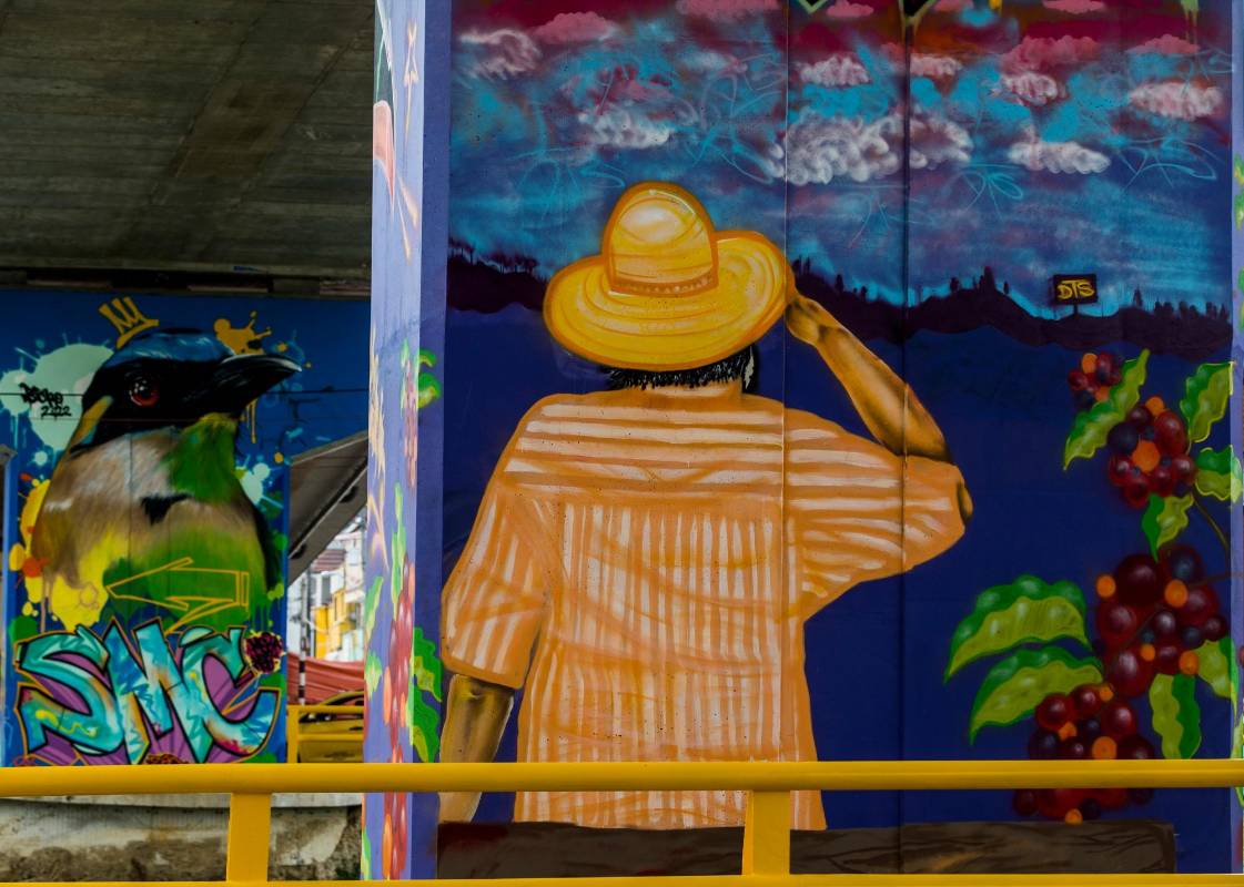 Los colores no solo embellecen los lugares si no que le dan vida a los espacios públicos y los estimula a la apropiación y el encuentro ciudadano. Este intercambio vial de brinda a la ciudad andenes nuevos y gran cantidad de zonas verdes. Fotos Julio César Herrera.