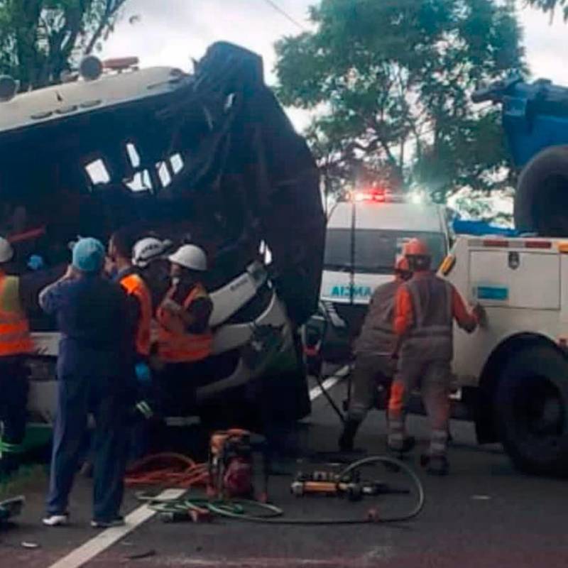 Así quedó el bus en el que viajaban varios aprendices del Sena camino a Medellín. Fallecieron tres de sus ocupantes. FOTO: CORTESÍA