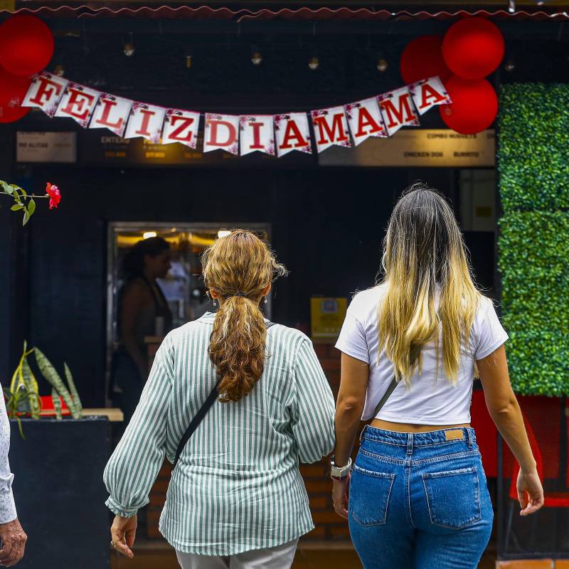 El Día de la Madre, aunque emotivo, es también una de las temporadas de mayor consumo del año, y muchos gastos se hacen sin planificación. Foto: Manuel Saldarriaga