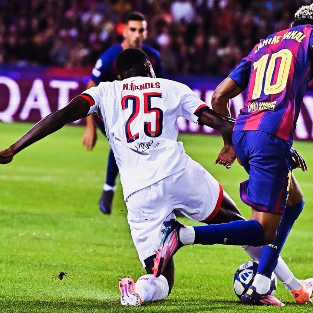 El PSG y el Barcelona llevaron el logo de Fundación Xana en sus camisetas. FOTO: Tomada de X @PSG