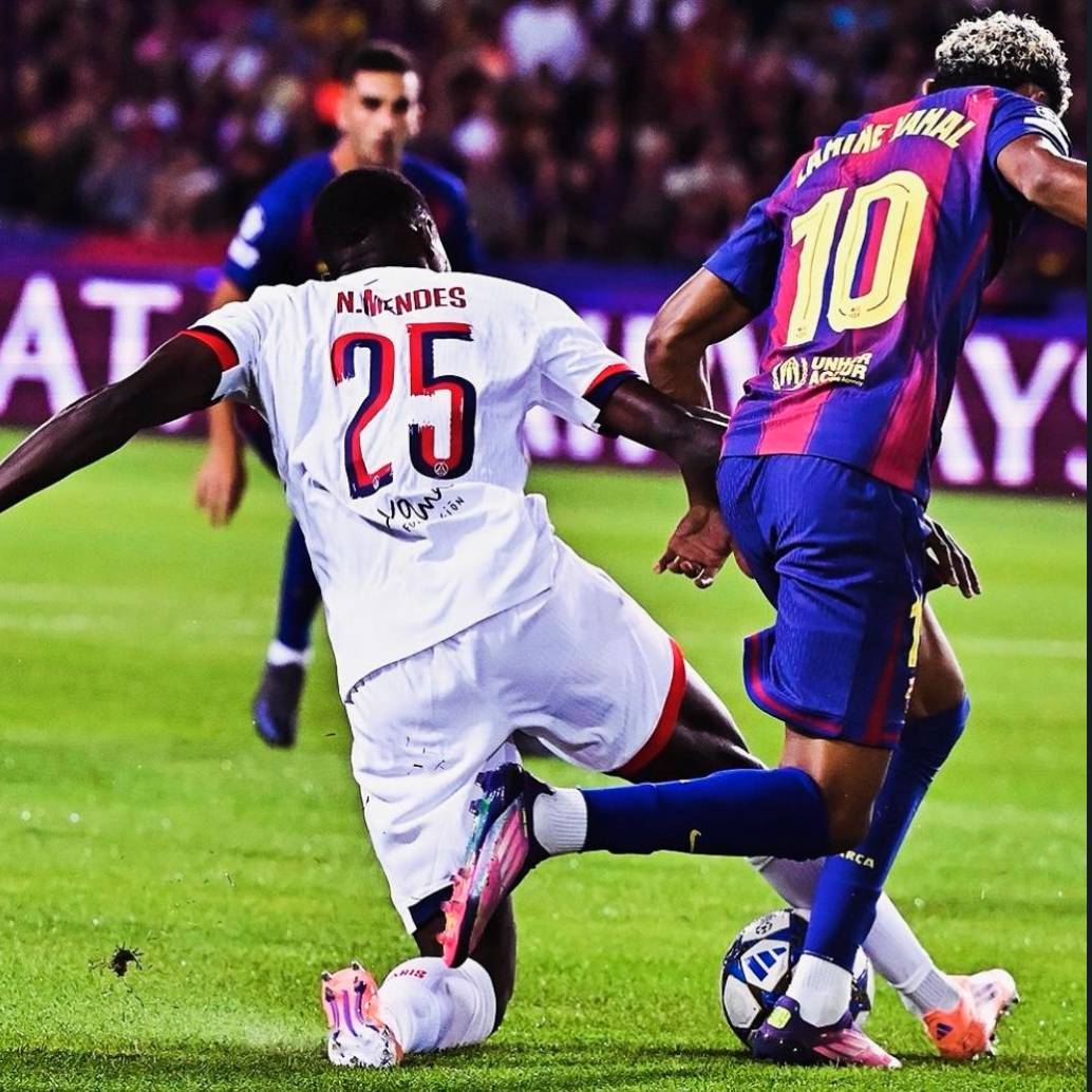 El PSG y el Barcelona llevaron el logo de Fundación Xana en sus camisetas. FOTO: Tomada de X @PSG