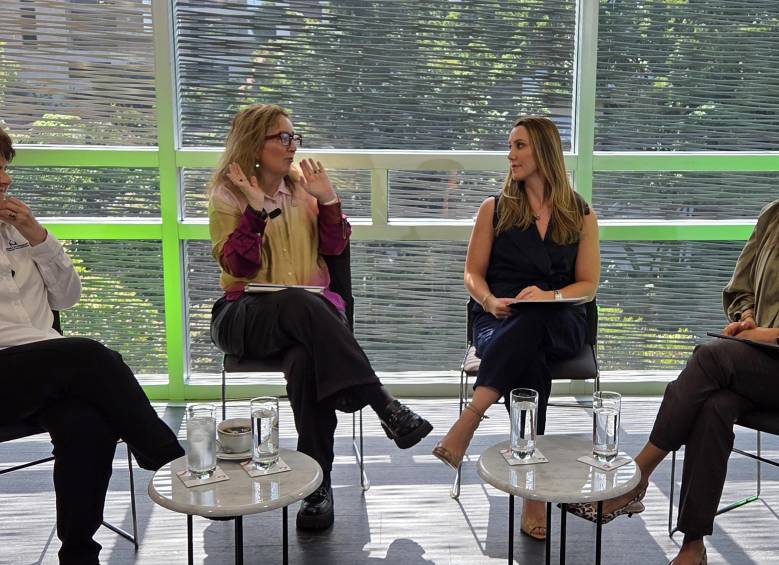 La directora de EL COLOMBIANO Luz María Sierra conversa con Margarita Gómez, primera dama de Medellín; Susana Ochoa, primera dama de Antioquia; y Lina Vélez de Nicholls, presidenta ejecutiva de la Cámara de Comercio de Medellín para Antioquia. FOTO Sebastián Carvajal.