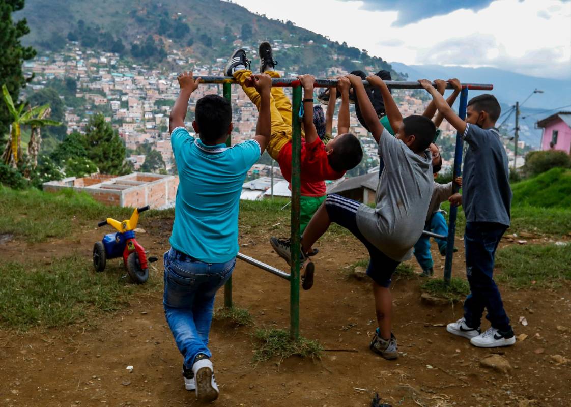 Así se ven los niños de Altos de la Cruz, disfrutando de los espacios que les brinda las altas laderas que tiene Medellín. 