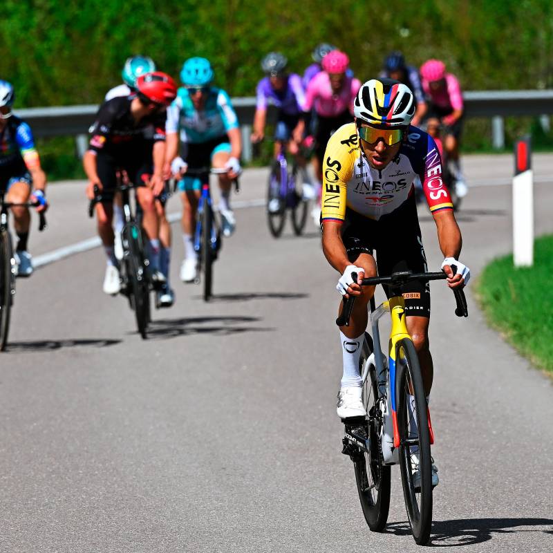 Egan Bernal ya tiene a su compañero Thymen Arensman más adelante en la general (9°), por lo que de ahora en adelante tendrá que trabajar para él. FOTO X-Netcompany INEOS