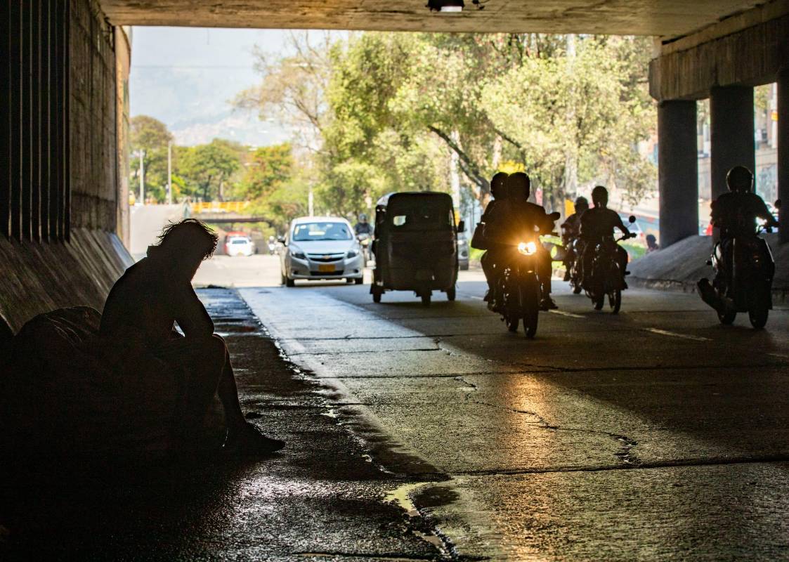 Tan oscuro y lúgubre como el mundo de quienes los habitan es el túnel de la avenida Oriental. Foto: Edwin Bustamante