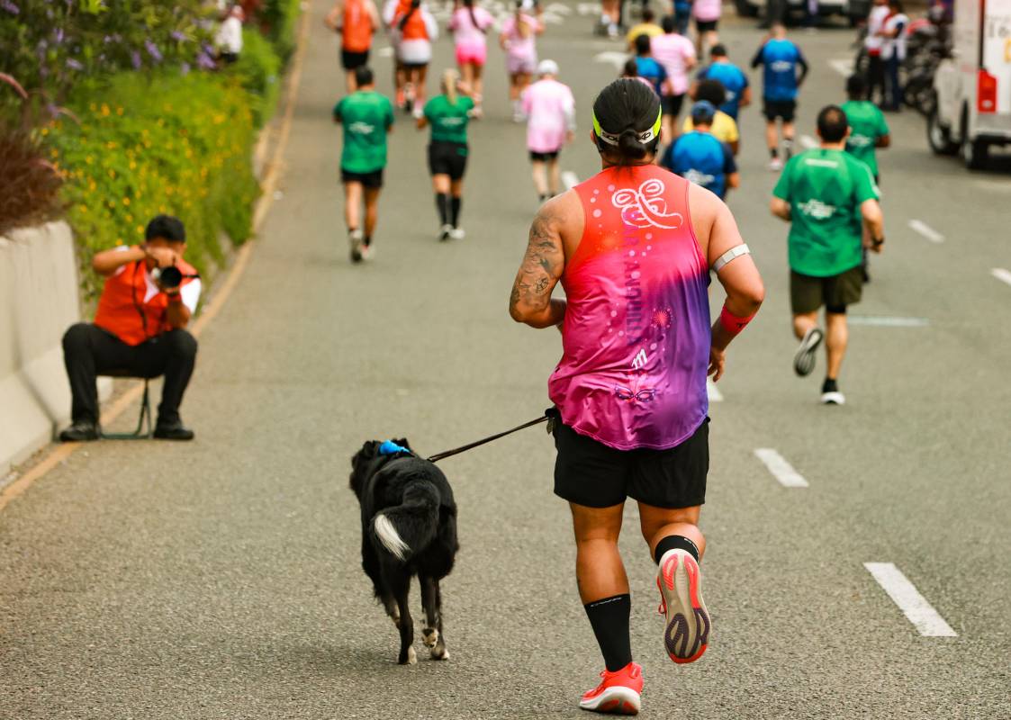 Con distancias desde los 5K hasta los 21K, el evento se consolidó como una de las competencias atléticas más importantes y festivas del país. Foto: Manuel Saldarriaga Quintero.