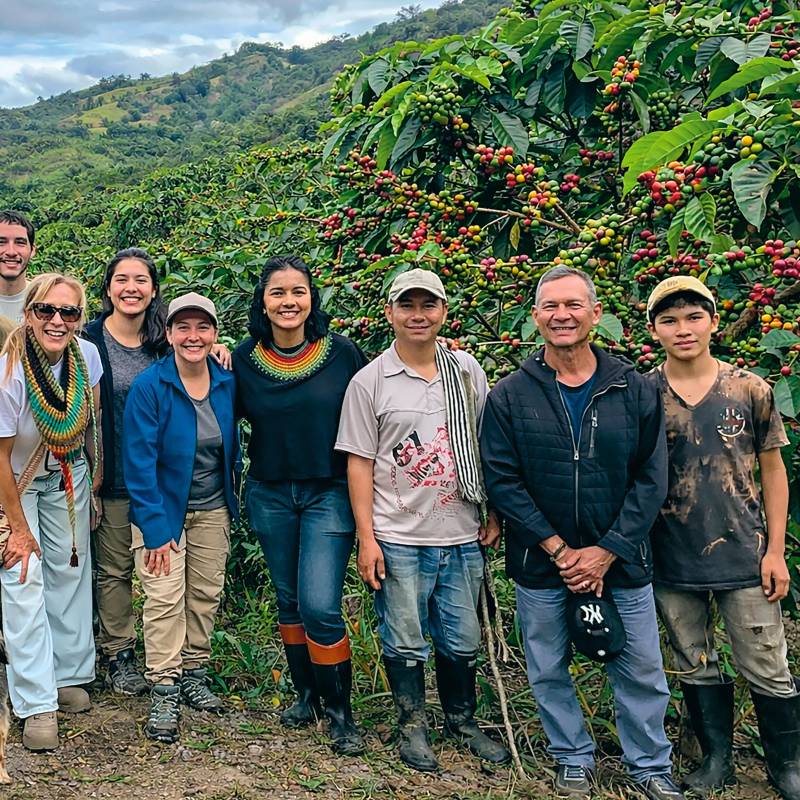 Vanessa Vargas y Diana Franco, fundadoras de Avelí Café, lograron una exportación histórica de tres toneladas hacia Alemania. En la foto, durante una visita a los cultivos de café en Concepción. FOTO Cortesía