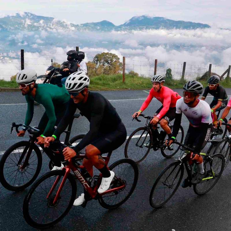 Juan Avendaño, conocido como Juan Fondos (negro) también hizo parte de la rodada de entrenamiento para el Clásico El Colombiano. FOTO MANUEL SALDARRIAGA 