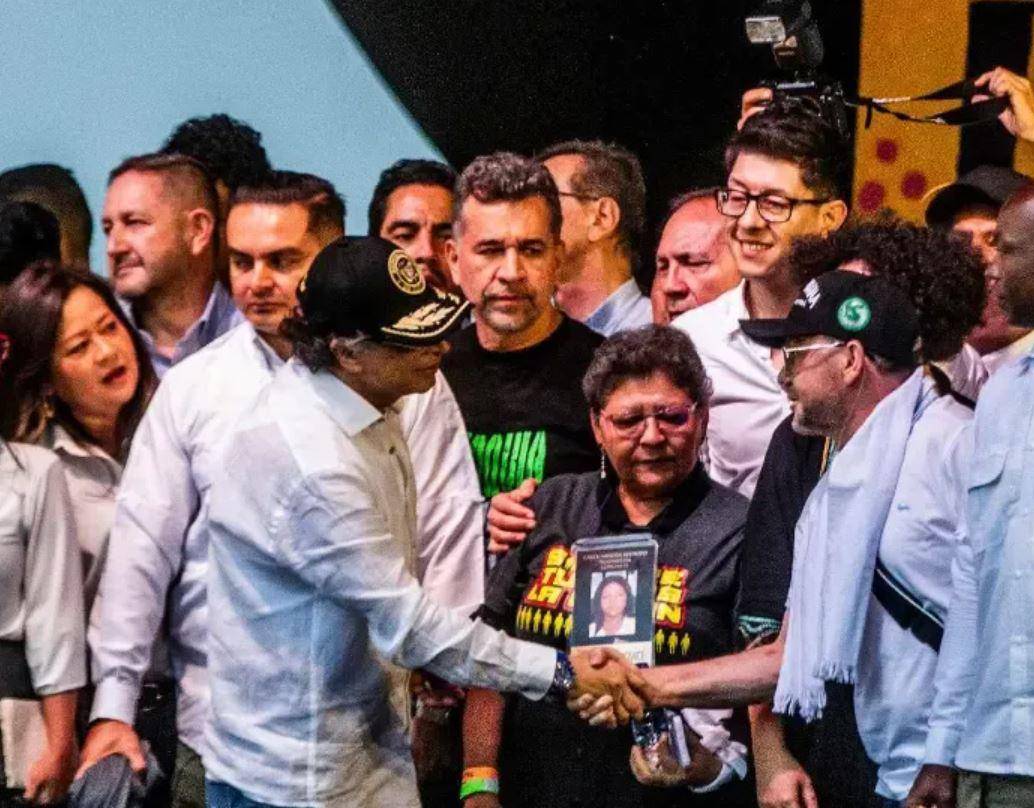 Gustavo Petro durante el tarimazo en La Alpujarra el 21 de junio de 2025. Junto a él los capos presos de las bandas del Valle de Aburrá. Foto: El Colombiano