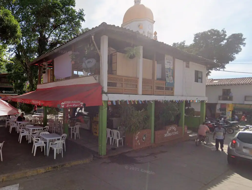 El kiosco municipal de San Rafael, Antioquia, lleva más de 20 años ocupado en un contrato de arrendamiento inválido. Foto: Google Maps