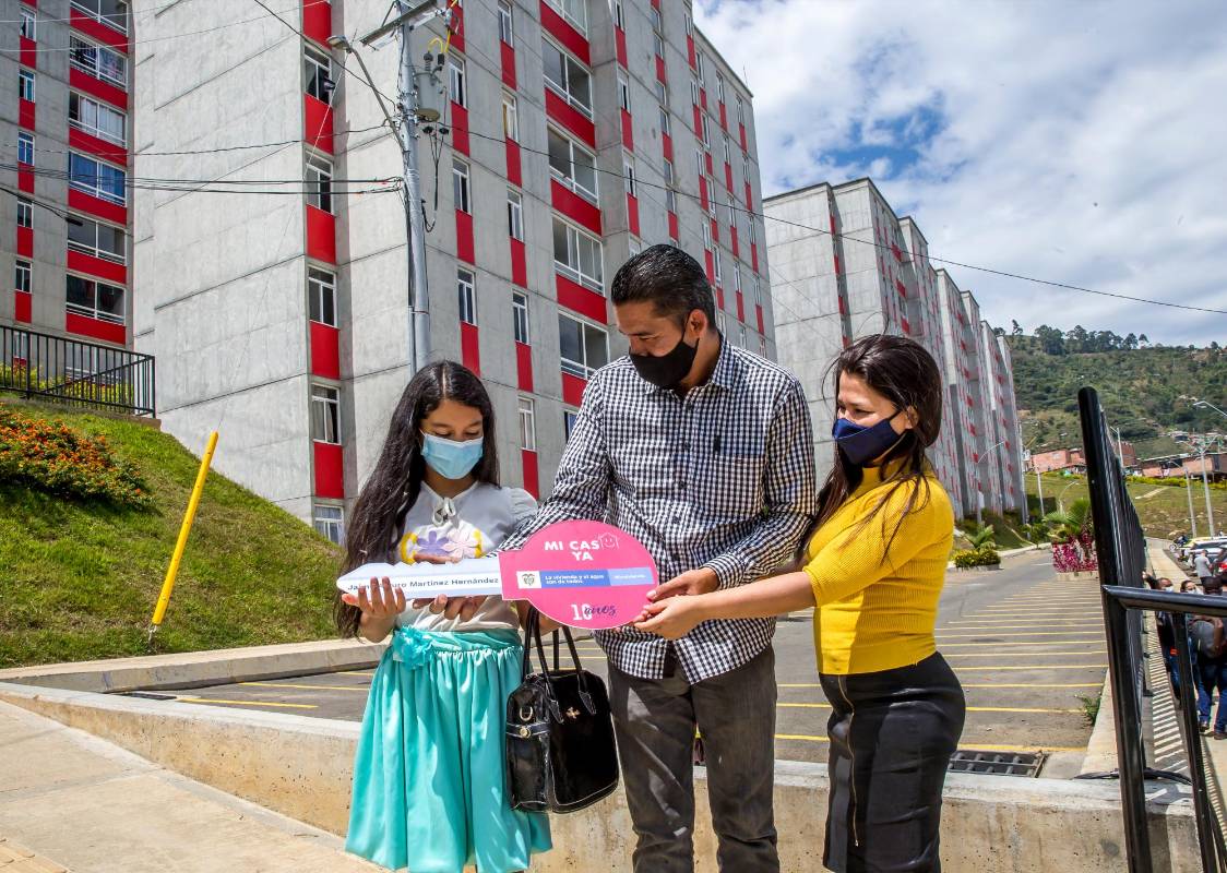 La familia de Jaime Arturo Martínez recibió las llaves de su nueva casa. Foto Juan Antonio Sánchez Ocampo