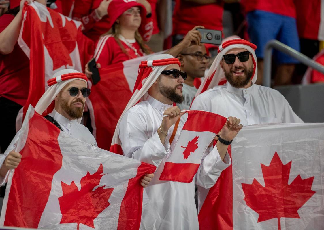 Los hinchas lucen trajes típicos y las banderas de sus países. Fotos: Juan Antonio Sánchez